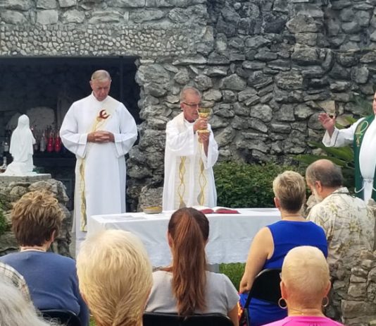 Cư Dân Florida Tìm Kiếm Sự Bảo Vệ Khỏi Cơn Bão Irma Nơi Hang Đá Đức Mẹ Maria